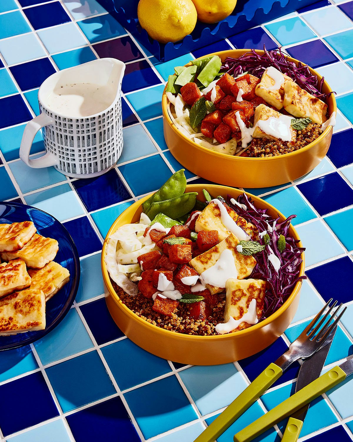 Bols-repas aux patates douces épicées et au halloumi